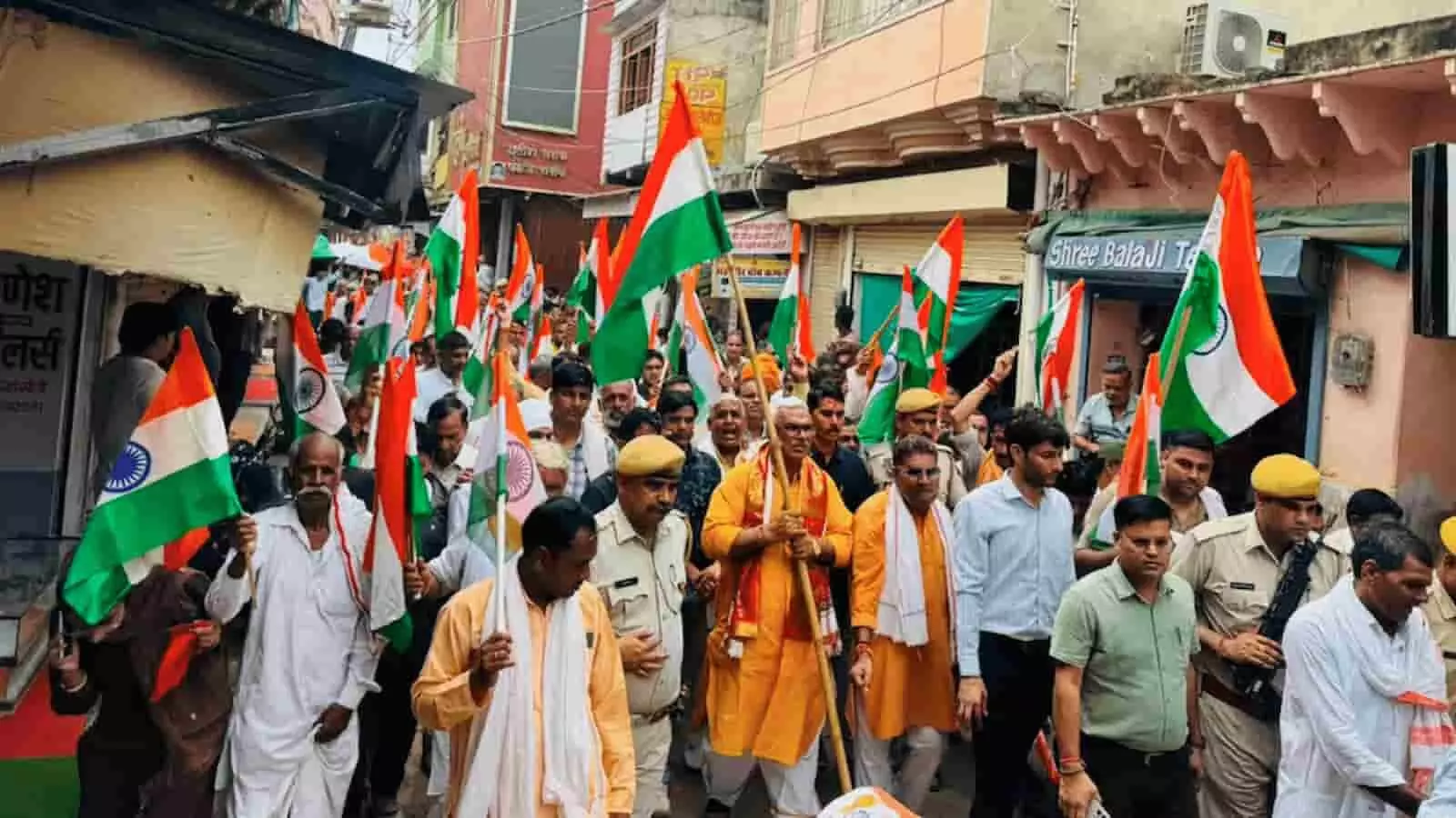 बृजनगर के बाजार में हाथों में तिरंगा झंडा थामे लोगों की भीड़। बृजनगर के बाजार में हाथों में तिरंगा झंडा थामे लोगों की भीड़।