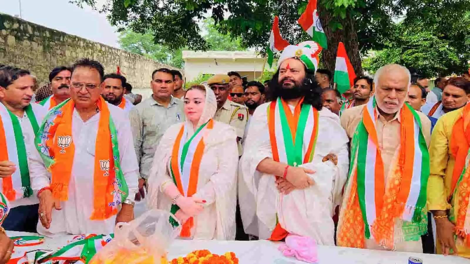 कामां में तिरंगा यात्रा के दौरान विधायक नौक्षम चौधरी और अन्य लोग खड़े नजर आ रहे हैं। कामां में तिरंगा यात्रा के दौरान विधायक नौक्षम चौधरी और अन्य लोग खड़े नजर आ रहे हैं।