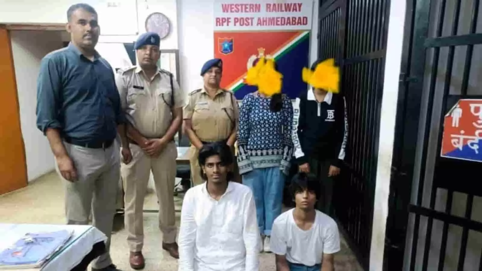 तस्वीर में अहमदाबाद आरपीएफ पोस्ट के अंदर अधिकारी और अन्य लोग नजर आ रहे हैं। तस्वीर में अहमदाबाद आरपीएफ पोस्ट के अंदर अधिकारी और अन्य लोग नजर आ रहे हैं।