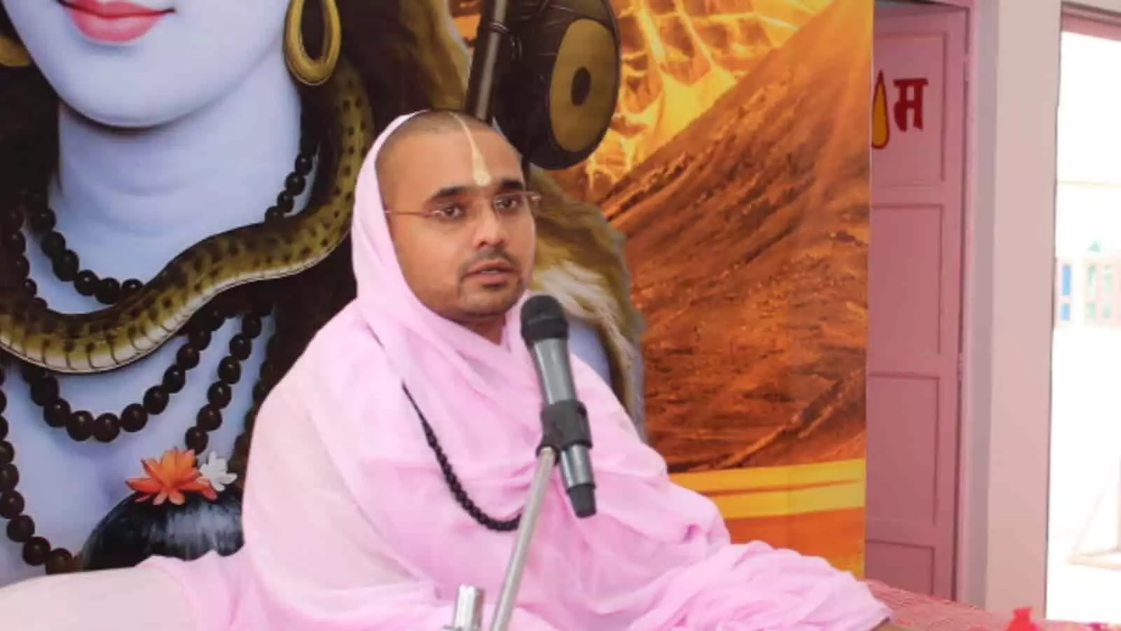 तस्वीर में संत दिग्विजयराम महाराज चित्तौड़गढ़ के रामद्वारा में शिव पुराण कथा के दौरान प्रवचन देते हुए दिख रहे हैं। तस्वीर में संत दिग्विजयराम महाराज चित्तौड़गढ़ के रामद्वारा में शिव पुराण कथा के दौरान प्रवचन देते हुए दिख रहे हैं।
