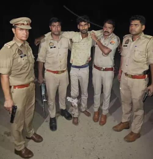 नवाबगंज थाना क्षेत्र में पुलिस मुठभेड़ के बाद घायल आरोपी को पकड़े खड़े पुलिसकर्मी। नवाबगंज थाना क्षेत्र में पुलिस मुठभेड़ के बाद घायल आरोपी को पकड़े खड़े पुलिसकर्मी।