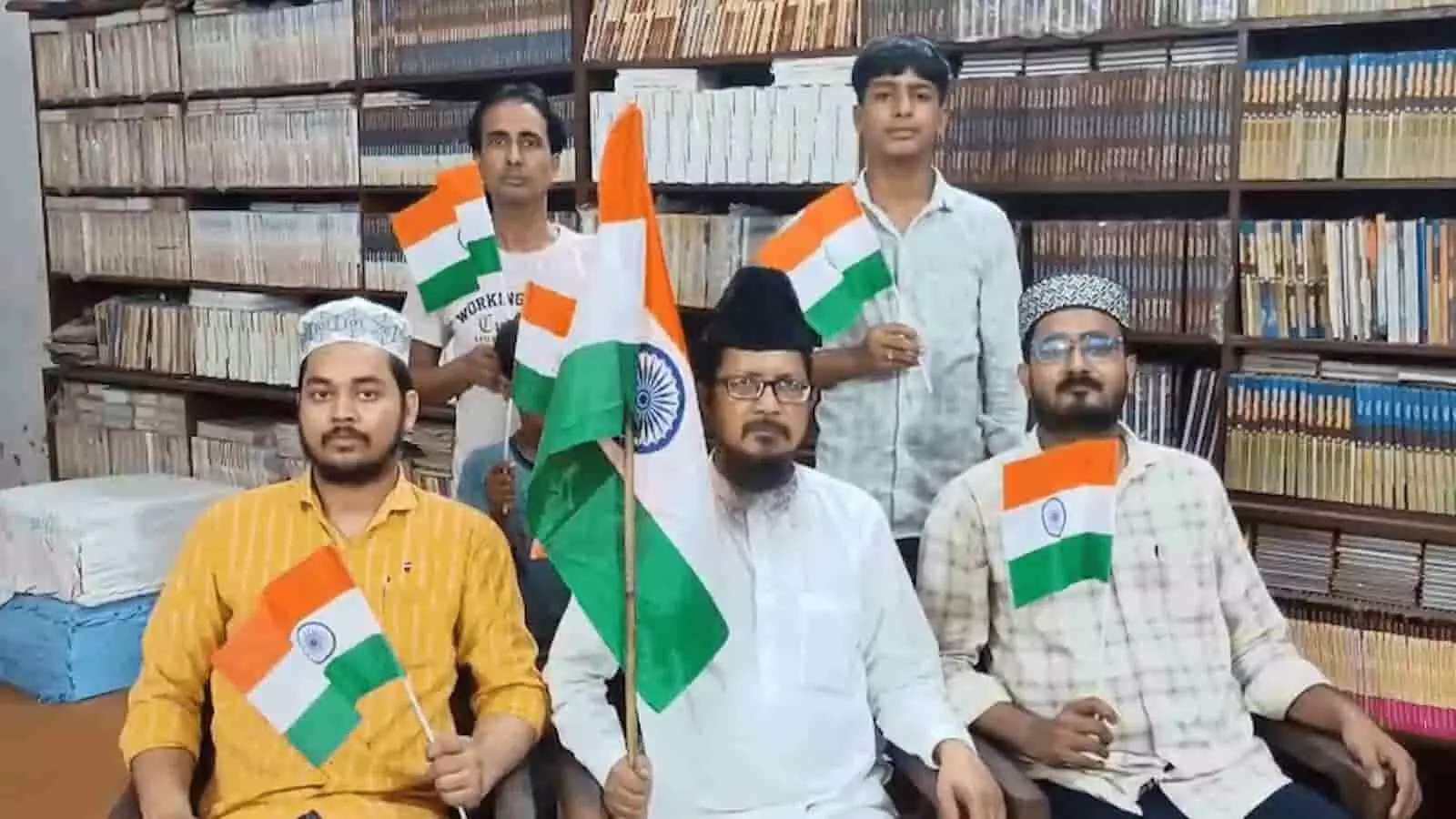 हाथों में तिरंगा झंडा थामे मौलाना शहाबुद्दीन रजवी और अन्य लोग बरेली में नजर आ रहे हैं। हाथों में तिरंगा झंडा थामे मौलाना शहाबुद्दीन रजवी और अन्य लोग बरेली में नजर आ रहे हैं।
