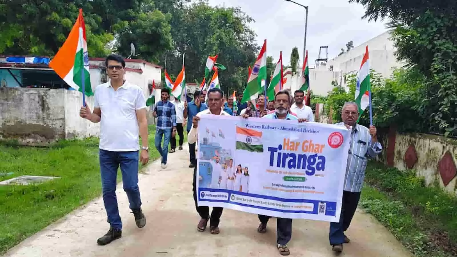 रेलवे अधिकारियों और कर्मचारियों द्वारा अहमदाबाद में निकाली जा रही हर घर तिरंगा रैली। रेलवे अधिकारियों और कर्मचारियों द्वारा अहमदाबाद में निकाली जा रही हर घर तिरंगा रैली।