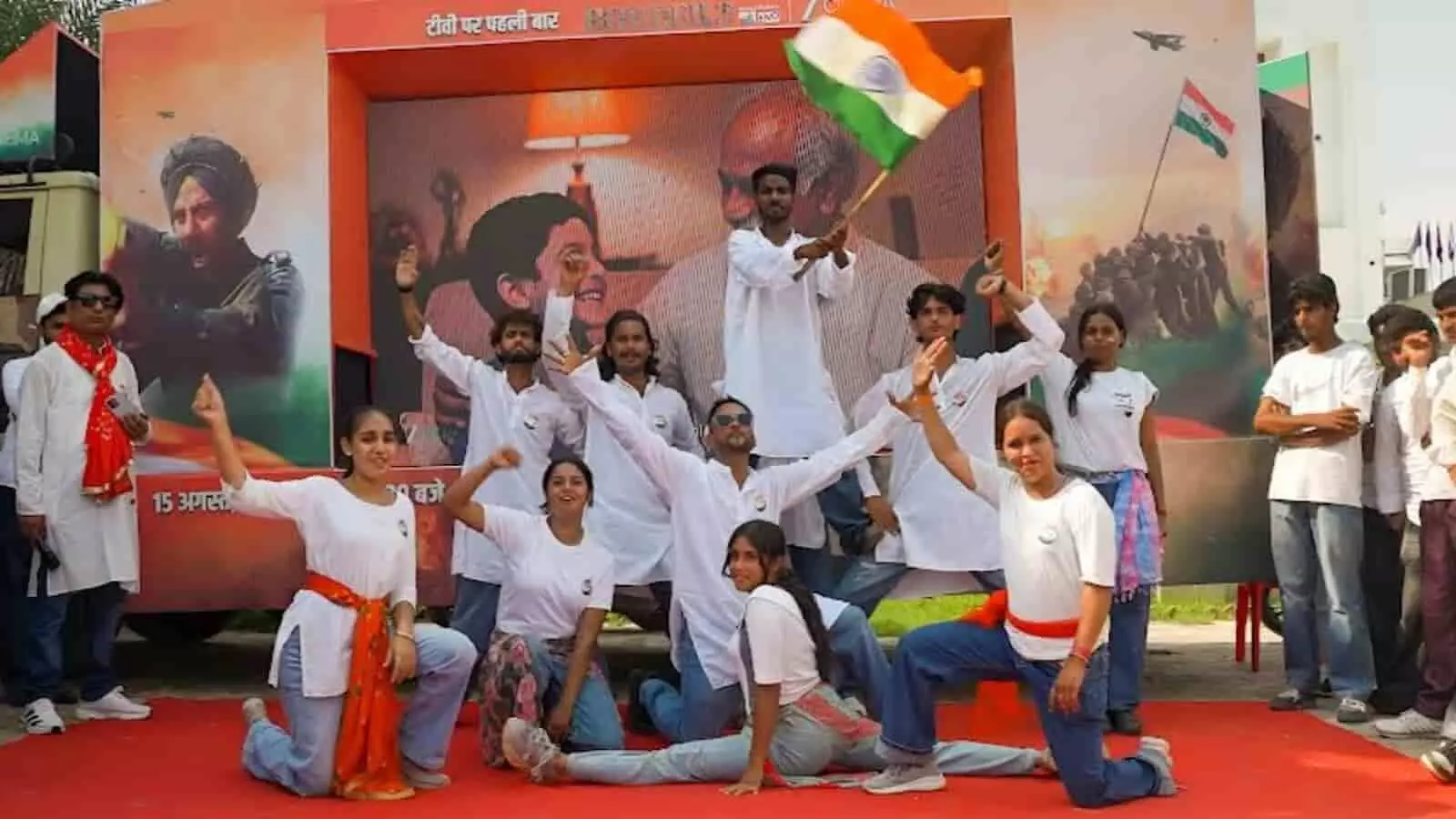 तस्वीर में कलाकार और लोग बॉर्डर 2 के मंच के सामने तिरंगा लहराते हुए नजर आ रहे हैं। तस्वीर में कलाकार और लोग बॉर्डर 2 के मंच के सामने तिरंगा लहराते हुए नजर आ रहे हैं।