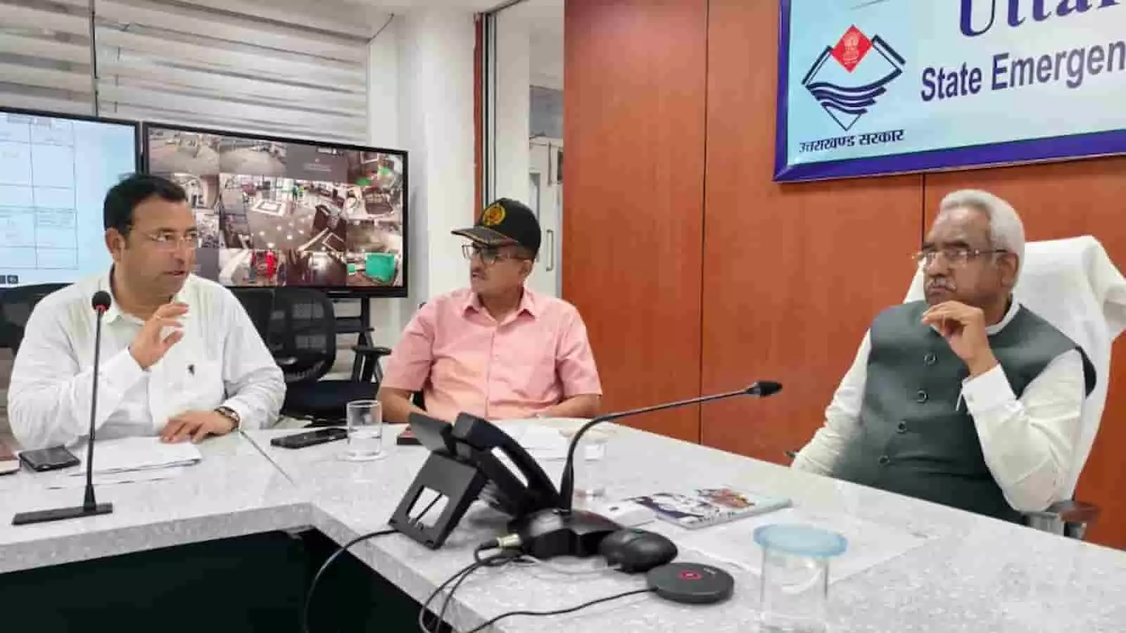 राज्य आपातकालीन परिचालन केंद्र में अधिकारियों के साथ बैठक करते आपदा प्रबंधन मंत्री मदन कौशिक। राज्य आपातकालीन परिचालन केंद्र में अधिकारियों के साथ बैठक करते आपदा प्रबंधन मंत्री मदन कौशिक।