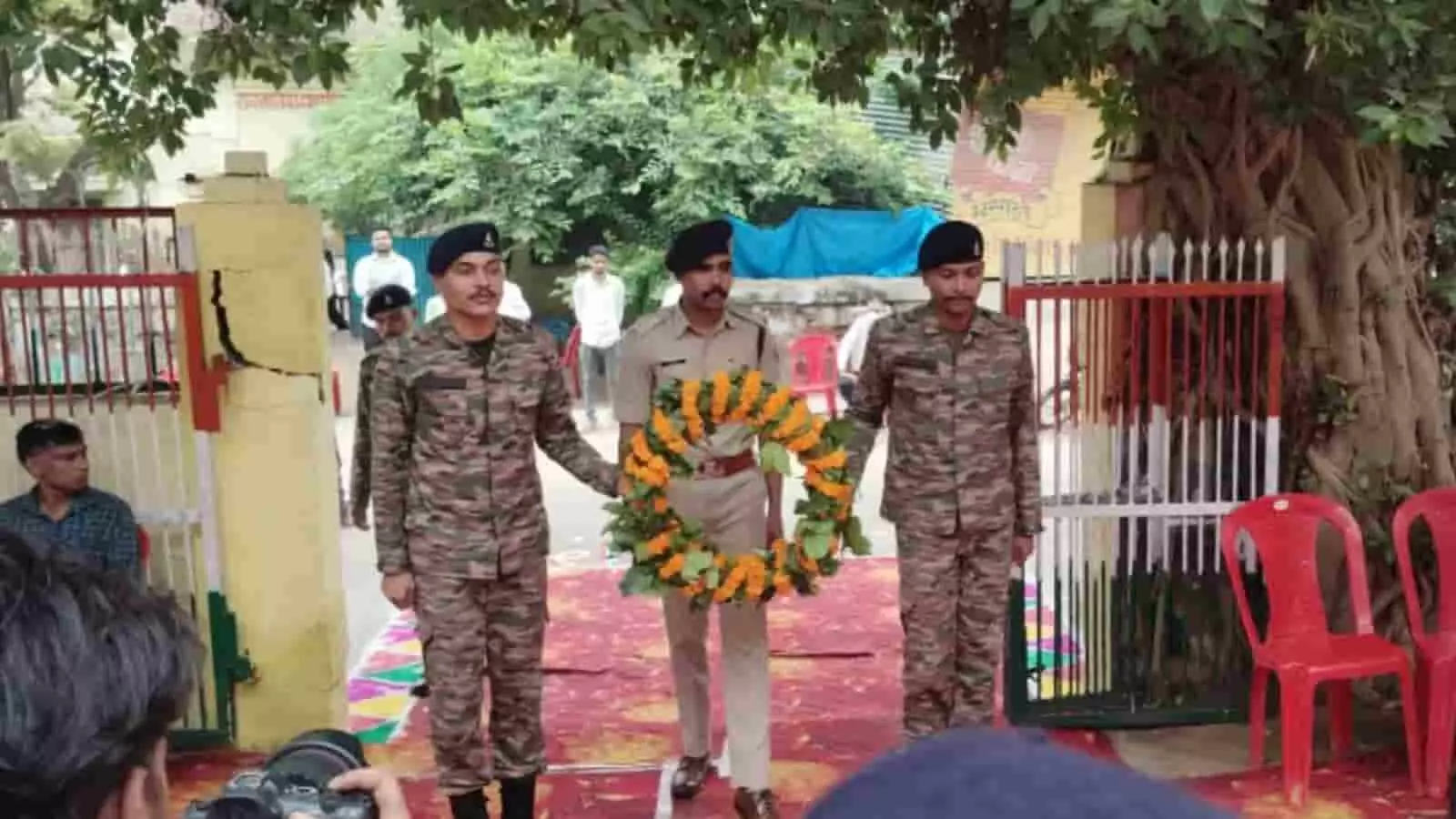 सैन्य और प्रशासनिक अधिकारी डीग के शहीद स्थल पर पुष्पचक्र के साथ श्रद्धांजलि अर्पित कर रहे हैं। सैन्य और प्रशासनिक अधिकारी डीग के शहीद स्थल पर पुष्पचक्र के साथ श्रद्धांजलि अर्पित कर रहे हैं।