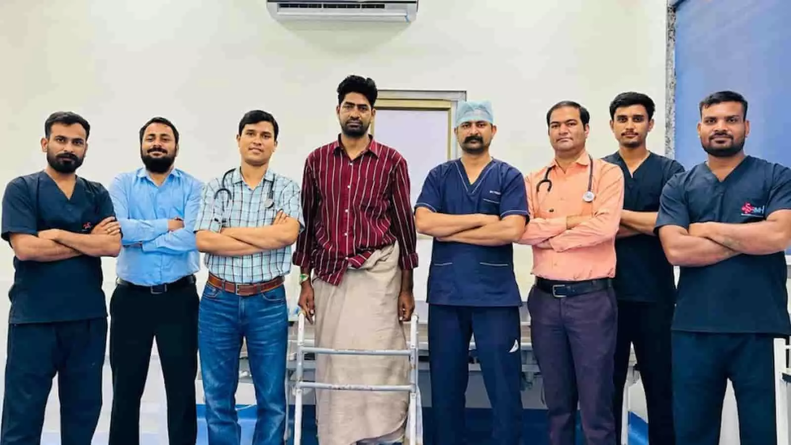 अस्पताल के वार्ड में मेडिकल टीम और मरीज खड़े हुए दिखाई दे रहे हैं। अस्पताल के वार्ड में मेडिकल टीम और मरीज खड़े हुए दिखाई दे रहे हैं।