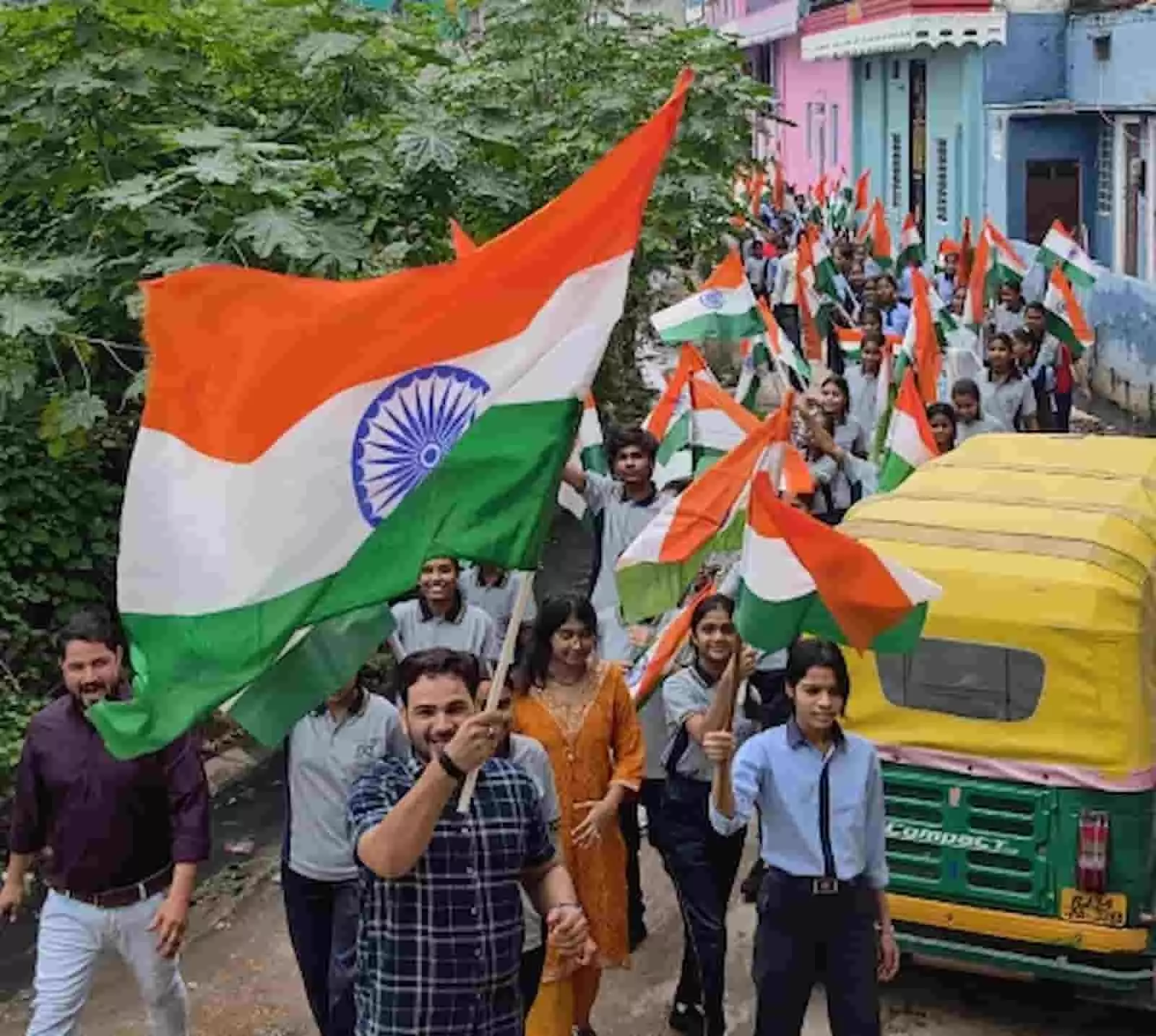 तस्वीर में करौली शहर में हाथों में तिरंगा लिए रैली निकालते युवा नजर आ रहे हैं। तस्वीर में करौली शहर में हाथों में तिरंगा लिए रैली निकालते युवा नजर आ रहे हैं।