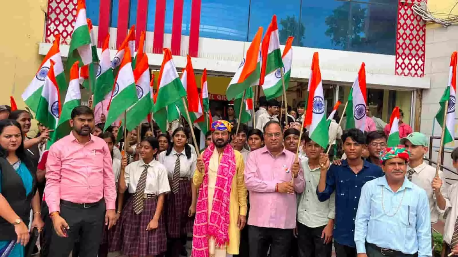 तस्वीर में कोटा के एक संस्थान में हाथ में राष्ट्रीय ध्वज थामे छात्र और शिक्षक हर घर तिरंगा अभियान के दौरान नजर आ रहे हैं। तस्वीर में कोटा के एक संस्थान में हाथ में राष्ट्रीय ध्वज थामे छात्र और शिक्षक हर घर तिरंगा अभियान के दौरान नजर आ रहे हैं।