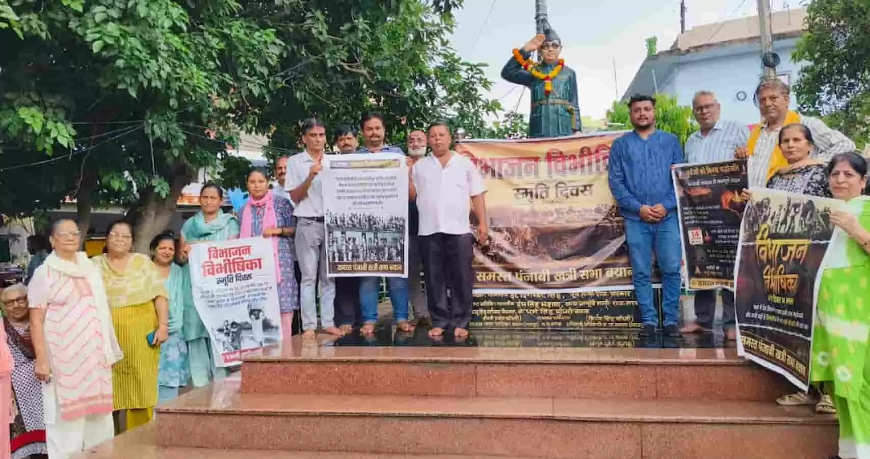 बयाना में विभाजन विभीषिका स्मृति दिवस पर सुभाष चौक पर एकत्रित हुए समाजबंधु बयाना में विभाजन विभीषिका स्मृति दिवस पर सुभाष चौक पर एकत्रित हुए समाजबंधु
