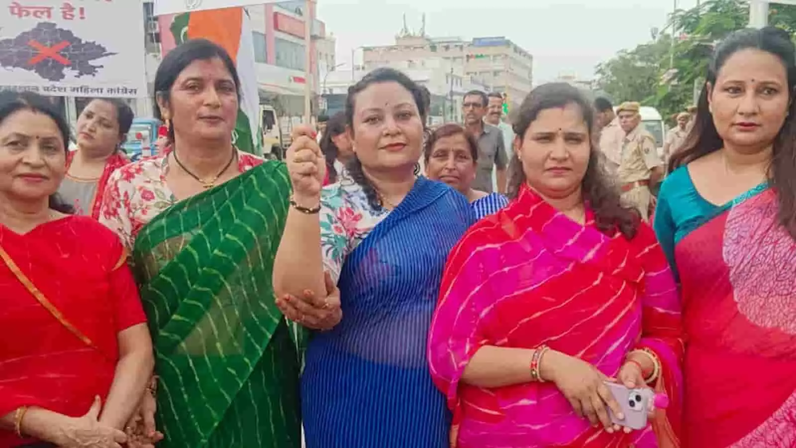 जयपुर में महिला कांग्रेस की नेता हाथों में बैनर लेकर विरोध प्रदर्शन करती हुई नजर आ रही हैं। जयपुर में महिला कांग्रेस की नेता हाथों में बैनर लेकर विरोध प्रदर्शन करती हुई नजर आ रही हैं।