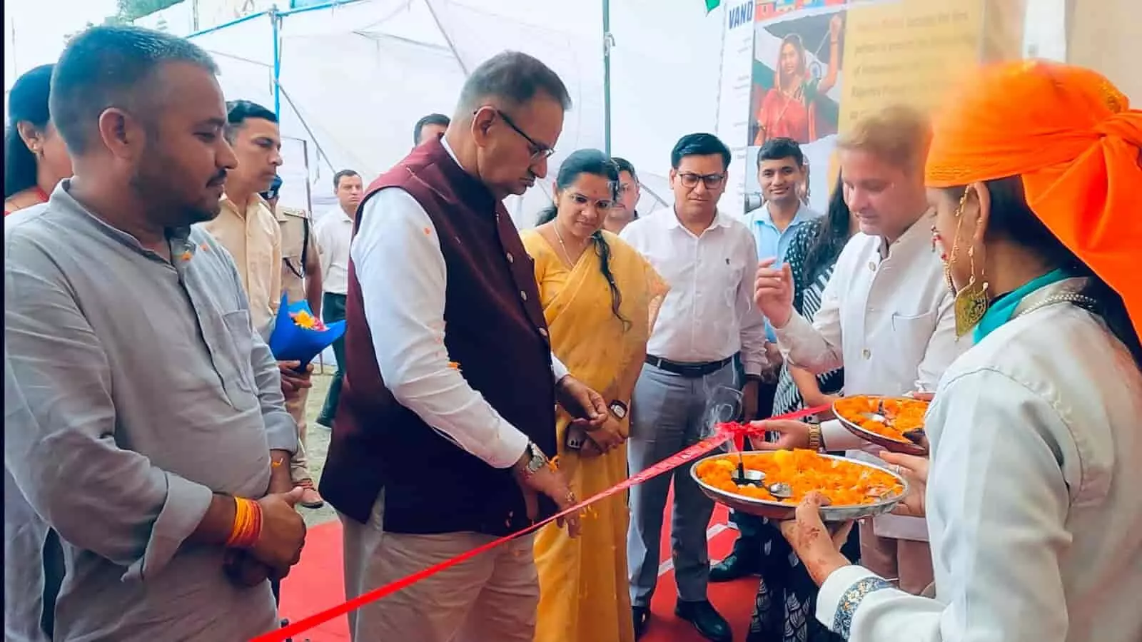 तस्वीर में कैबिनेट मंत्री श्री गणेश जोशी न्यू टिहरी में प्रदर्शनी देखते हुए। तस्वीर में कैबिनेट मंत्री श्री गणेश जोशी न्यू टिहरी में प्रदर्शनी देखते हुए।