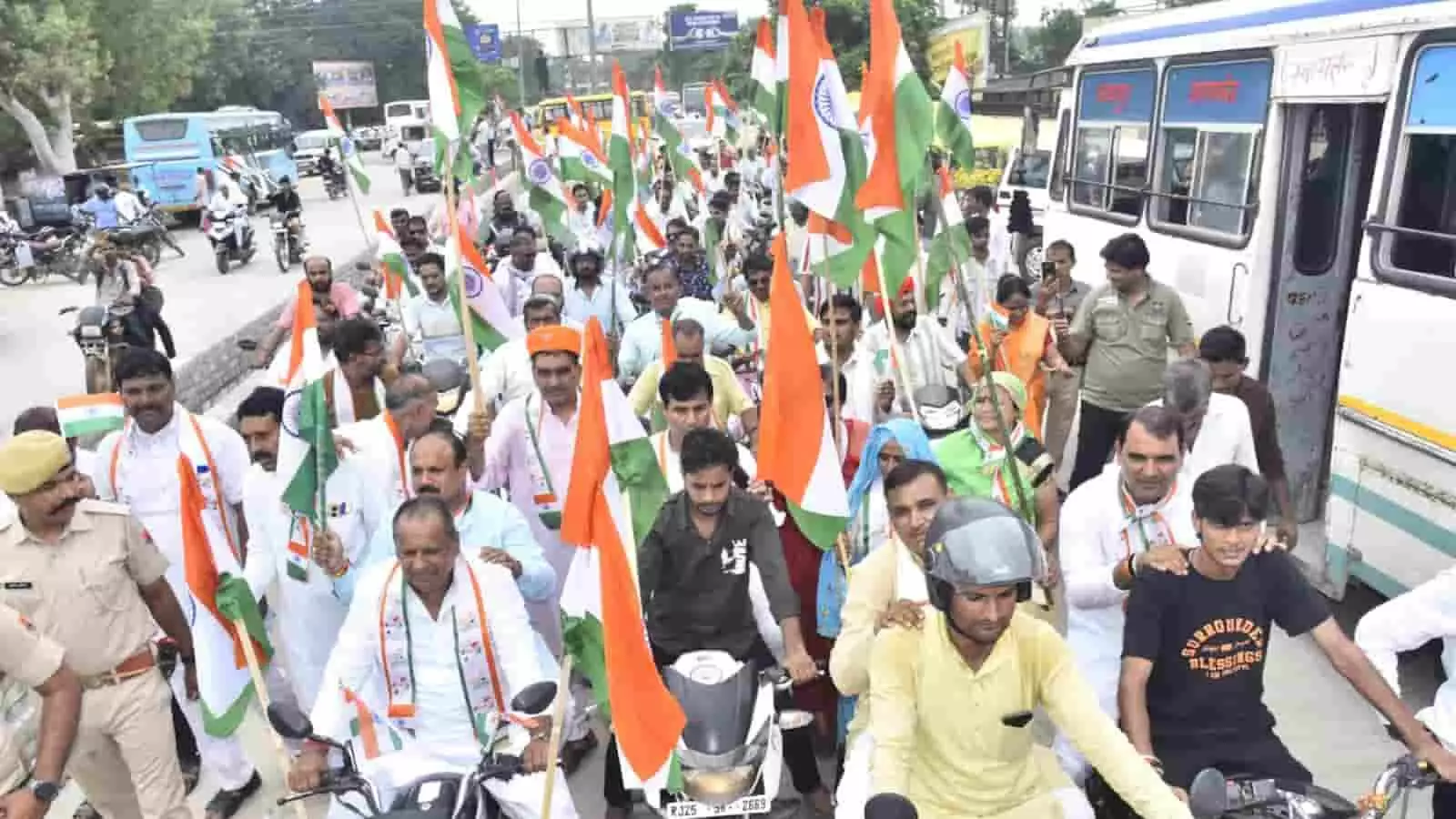 सवाई माधोपुर की सड़क पर हाथों में तिरंगा झंडा थामे रैली निकालते लोग। सवाई माधोपुर की सड़क पर हाथों में तिरंगा झंडा थामे रैली निकालते लोग।