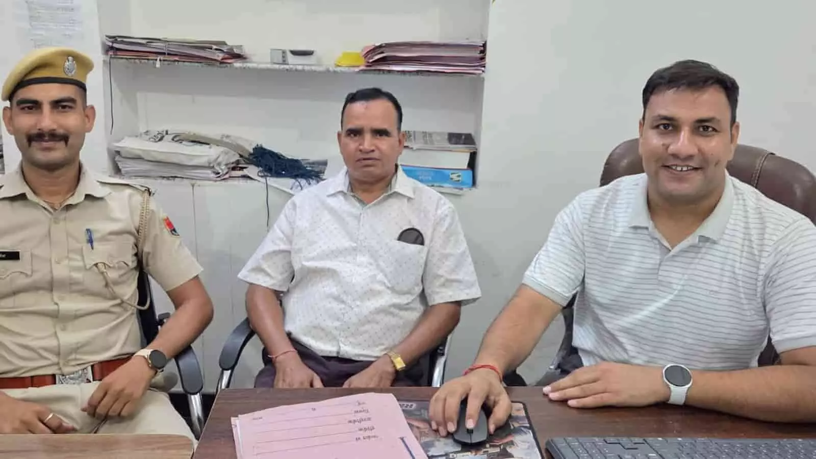 तस्वीर में सवाई माधोपुर साइबर पुलिस थाने में बैठे हुए पुलिसकर्मी और अधिकारी। तस्वीर में सवाई माधोपुर साइबर पुलिस थाने में बैठे हुए पुलिसकर्मी और अधिकारी।