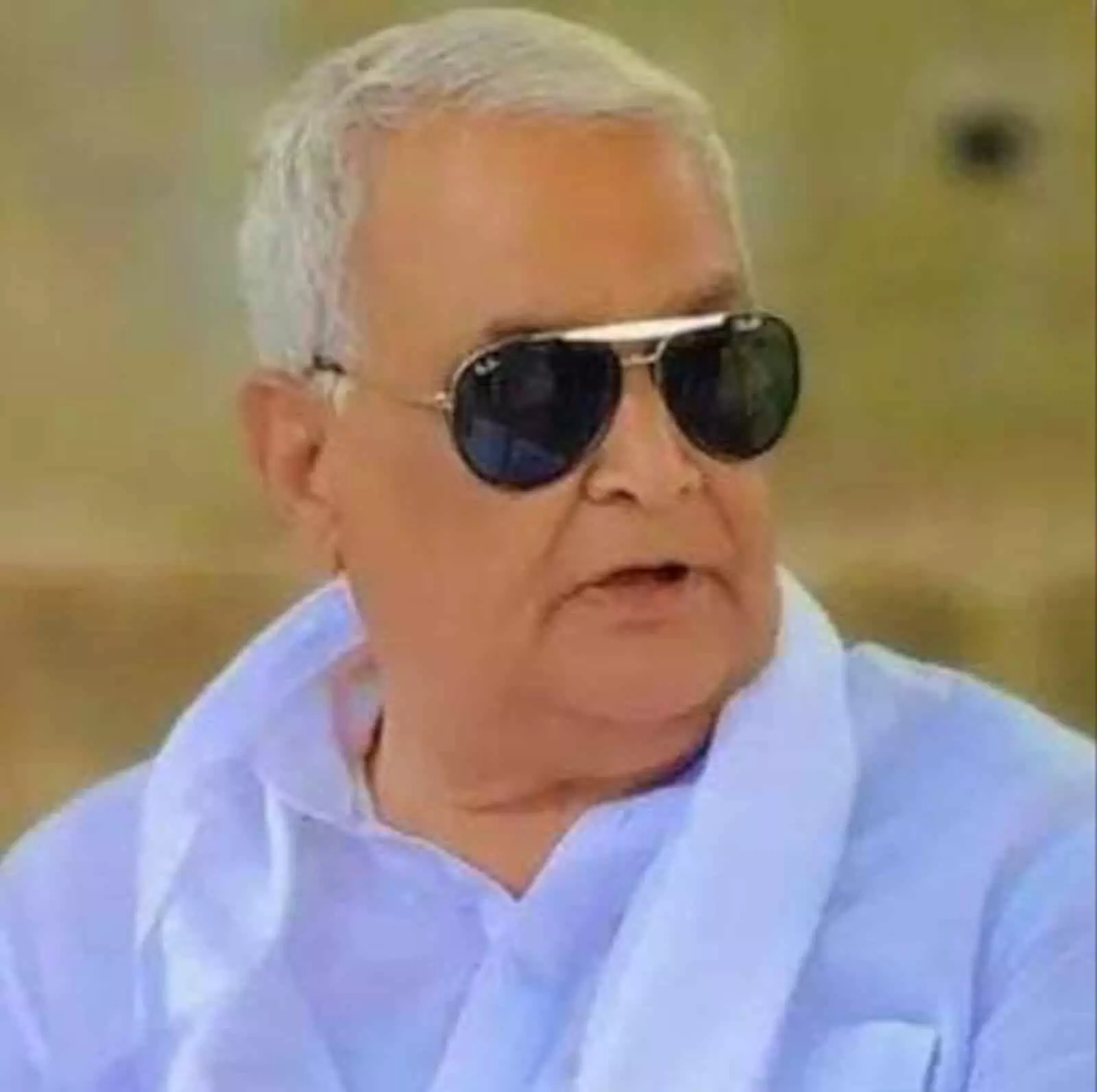 तस्वीर में मंत्री डॉ. किरोड़ी लाल मीणा सफेद पोशाक और काले चश्मे में दिखाई दे रहे हैं। तस्वीर में मंत्री डॉ. किरोड़ी लाल मीणा सफेद पोशाक और काले चश्मे में दिखाई दे रहे हैं।