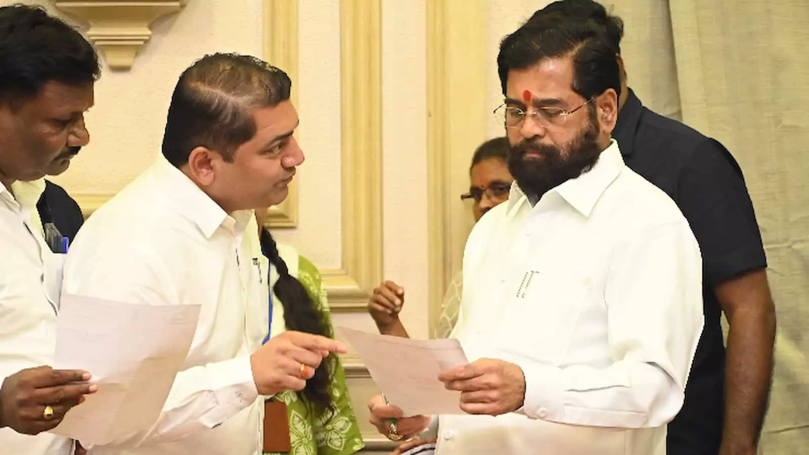 तस्वीर में प्रविण तिदमे उपमुख्यमंत्री एकनाथ शिंदे को दस्तावेज दिखाते हुए नजर आ रहे हैं। तस्वीर में प्रविण तिदमे उपमुख्यमंत्री एकनाथ शिंदे को दस्तावेज दिखाते हुए नजर आ रहे हैं।