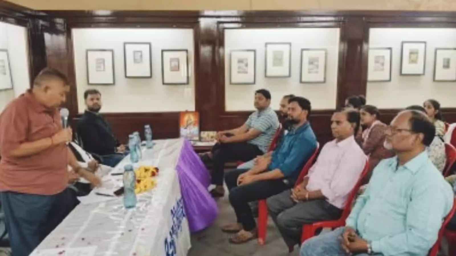 तस्वीर में बारां के राजकीय संग्रहालय सभागार में आयोजित सेमिनार के दौरान वक्ता और बैठे हुए लोग दिखाई दे रहे हैं। तस्वीर में बारां के राजकीय संग्रहालय सभागार में आयोजित सेमिनार के दौरान वक्ता और बैठे हुए लोग दिखाई दे रहे हैं।