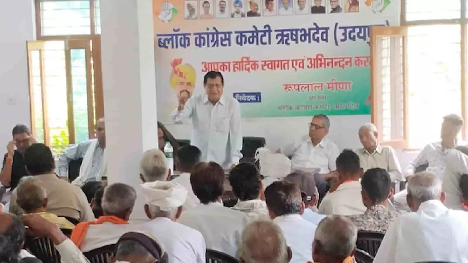 खेरवाड़ा में कांग्रेस कार्यकर्ता सम्मेलन को संबोधित करते हुए नेता और बैठे हुए कार्यकर्ता। खेरवाड़ा में कांग्रेस कार्यकर्ता सम्मेलन को संबोधित करते हुए नेता और बैठे हुए कार्यकर्ता।