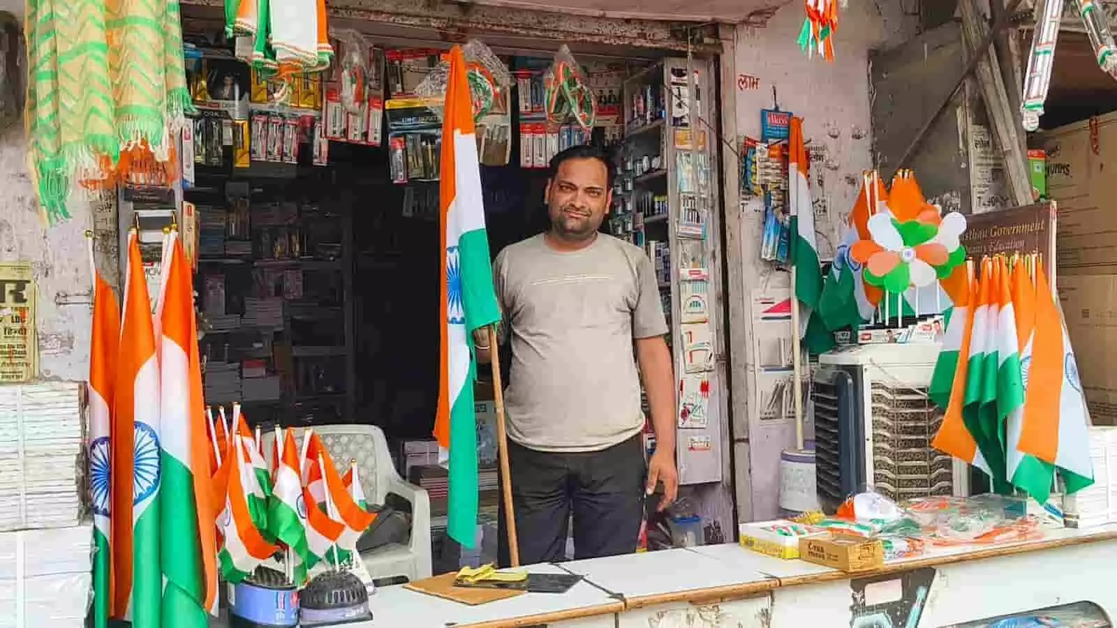 तस्वीर में एक दुकानदार बयाना में अपनी दुकान के बाहर तिरंगा थामे खड़ा है। तस्वीर में एक दुकानदार बयाना में अपनी दुकान के बाहर तिरंगा थामे खड़ा है।