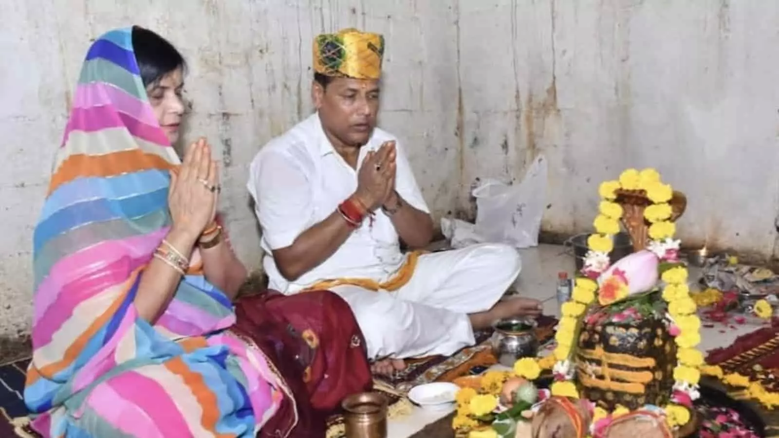 तस्वीर में प्रमोद जैन भाया और उर्मिला जैन भाया रामगढ़ माताजी स्थित मंदिर में पूजा-अर्चना करते दिख रहे हैं तस्वीर में प्रमोद जैन भाया और उर्मिला जैन भाया रामगढ़ माताजी स्थित मंदिर में पूजा-अर्चना करते दिख रहे हैं