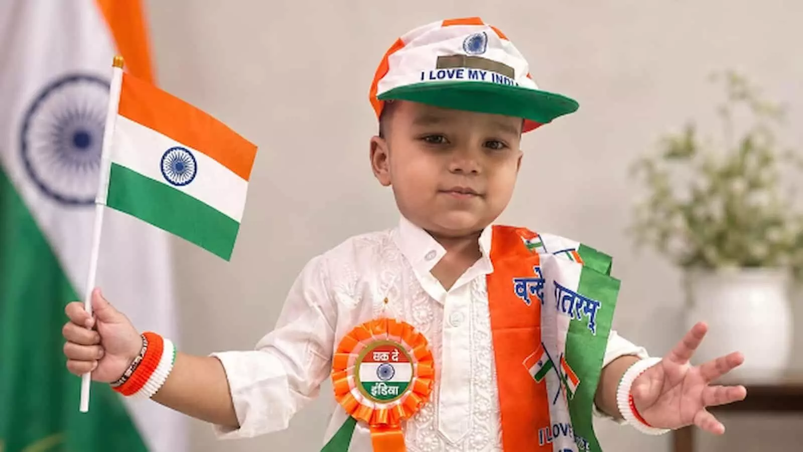 तस्वीर में एक साल का बच्चा हाथ में तिरंगा और टोपी पहने नजर आ रहा है। तस्वीर में एक साल का बच्चा हाथ में तिरंगा और टोपी पहने नजर आ रहा है।