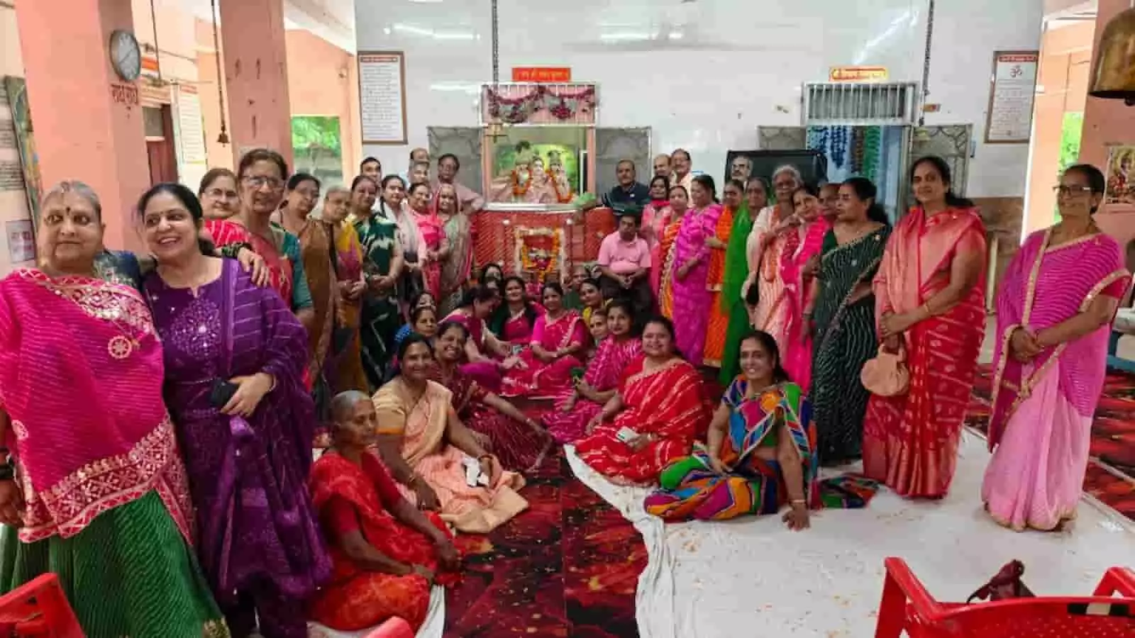 तस्वीर में कोटा के आईएल मंदिर परिसर में हिंडोला उत्सव के दौरान एकत्रित महिलाएं और श्रद्धालु नजर आ रहे हैं। तस्वीर में कोटा के आईएल मंदिर परिसर में हिंडोला उत्सव के दौरान एकत्रित महिलाएं और श्रद्धालु नजर आ रहे हैं।