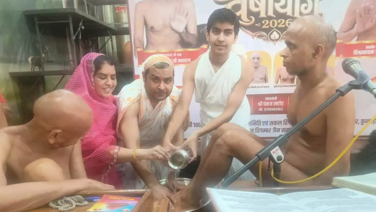 तस्वीर में श्रद्धालु मंदिर परिसर में मुनिश्री के चरणों का पाद प्रक्षालन कर रहे हैं। तस्वीर में श्रद्धालु मंदिर परिसर में मुनिश्री के चरणों का पाद प्रक्षालन कर रहे हैं।