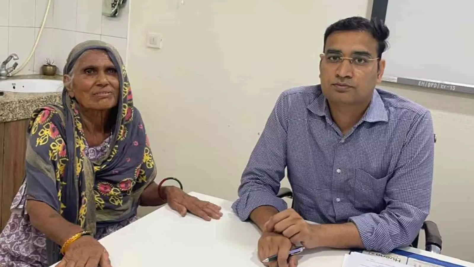 तस्वीर में बुजुर्ग महिला और डॉक्टर कोटा के ईथॉस हॉस्पिटल में बैठे हुए दिख रहे हैं। तस्वीर में बुजुर्ग महिला और डॉक्टर कोटा के ईथॉस हॉस्पिटल में बैठे हुए दिख रहे हैं।