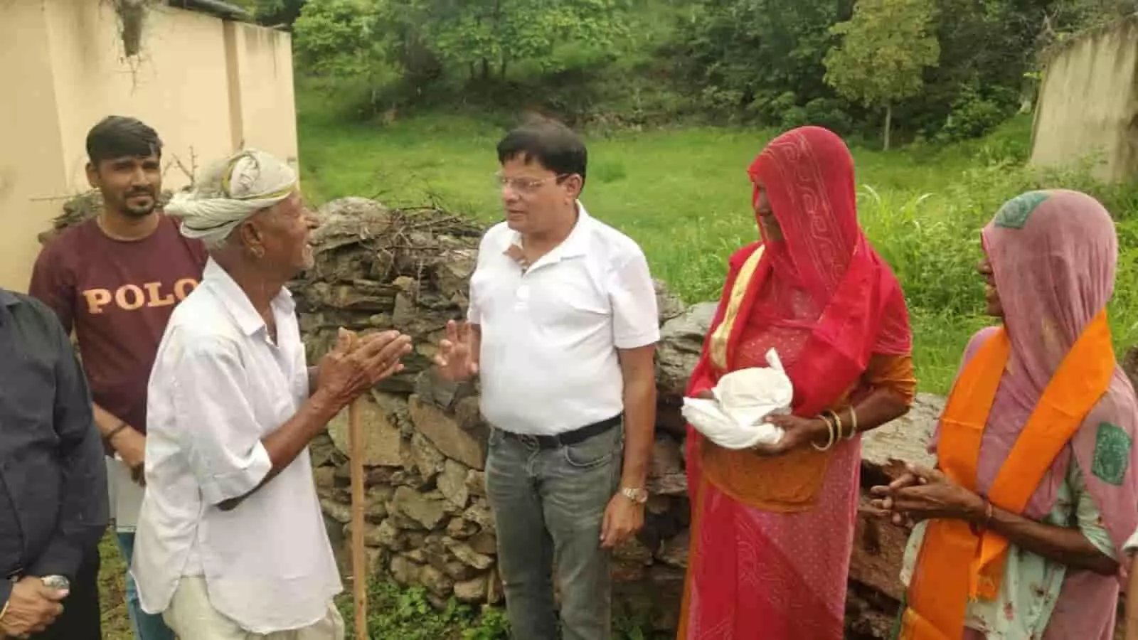 तस्वीर में ग्रामीण इलाकों में लोगों से बातचीत करते हुए मंगल चैरिटेबल ट्रस्ट के अध्यक्ष नजर आ रहे हैं। तस्वीर में ग्रामीण इलाकों में लोगों से बातचीत करते हुए मंगल चैरिटेबल ट्रस्ट के अध्यक्ष नजर आ रहे हैं।