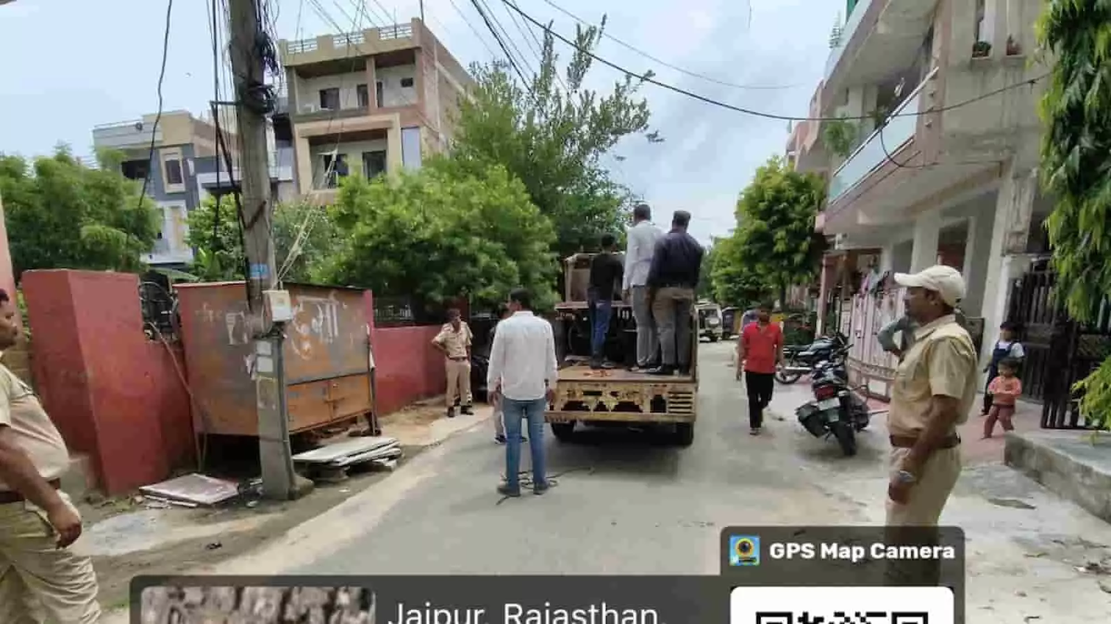 तस्वीर में नगर निगम की टीम जयपुर की सड़क पर अतिक्रमण हटाते हुए दिख रही है। तस्वीर में नगर निगम की टीम जयपुर की सड़क पर अतिक्रमण हटाते हुए दिख रही है।