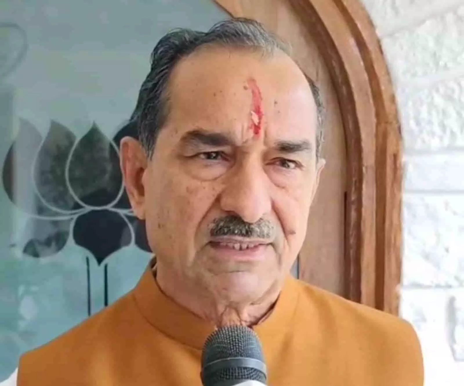 तस्वीर में मदन राठौड़ माइक के सामने खड़े होकर बोलते हुए दिखाई दे रहे हैं। तस्वीर में मदन राठौड़ माइक के सामने खड़े होकर बोलते हुए दिखाई दे रहे हैं।