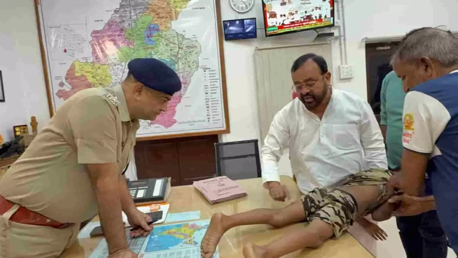 तस्वीर में पुलिस अधिकारी और पूर्व विधायक सिरोही में बच्चे के शरीर पर आई चोटों का निरीक्षण करते दिख रहे हैं। तस्वीर में पुलिस अधिकारी और पूर्व विधायक सिरोही में बच्चे के शरीर पर आई चोटों का निरीक्षण करते दिख रहे हैं।