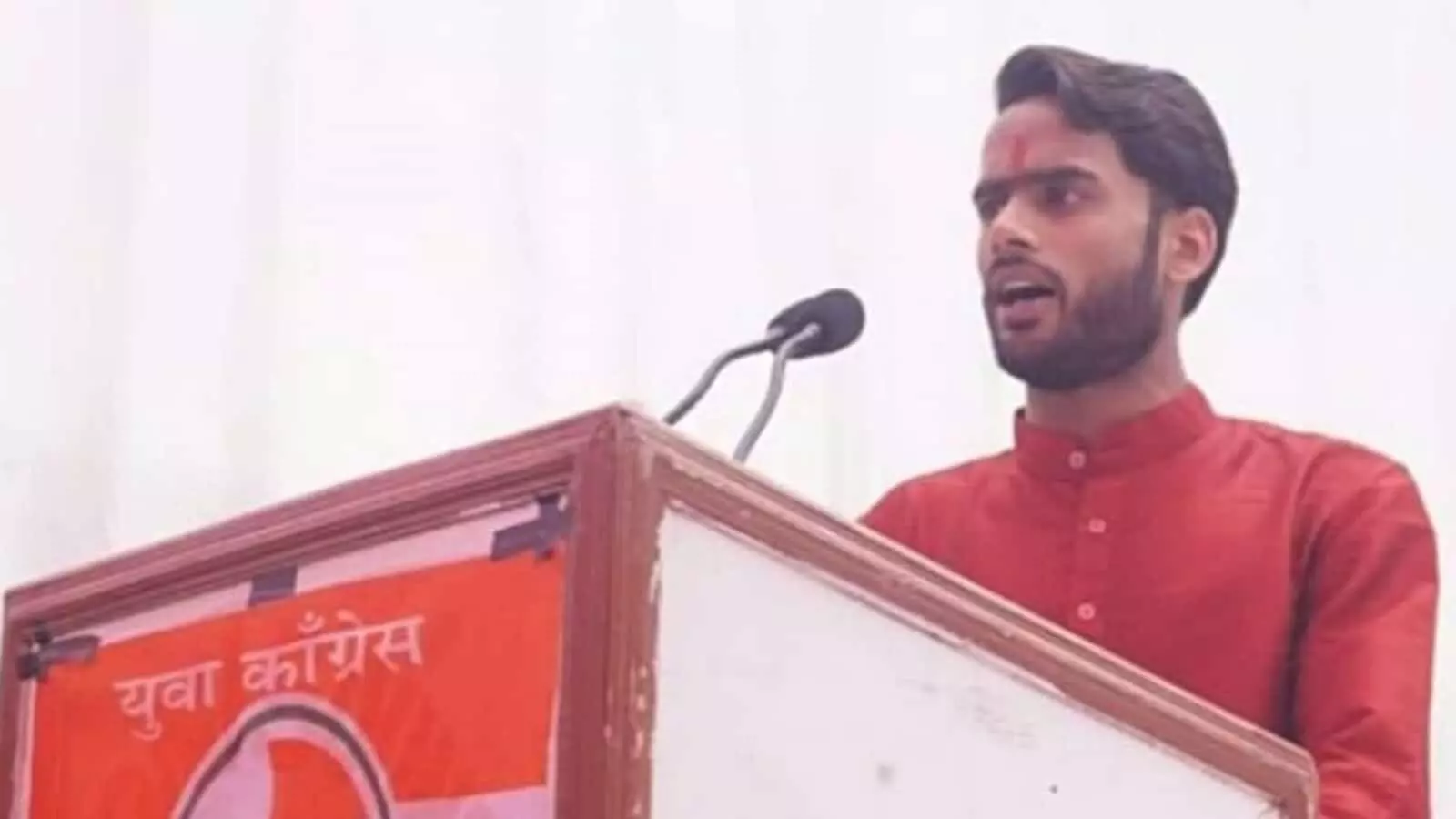 तस्वीर में दिख रहा एक व्यक्ति उदयपुर में मंच से भाषण दे रहा है। तस्वीर में दिख रहा एक व्यक्ति उदयपुर में मंच से भाषण दे रहा है।