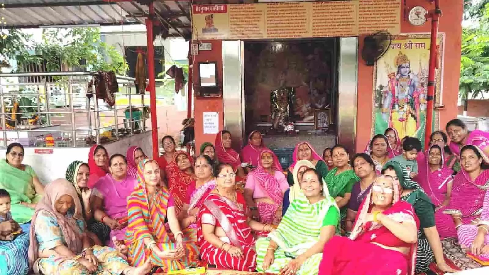 विजय सिंह पथिक नगर के बालाजी मंदिर में सावन महोत्सव के दौरान बैठी महिलाएं विजय सिंह पथिक नगर के बालाजी मंदिर में सावन महोत्सव के दौरान बैठी महिलाएं