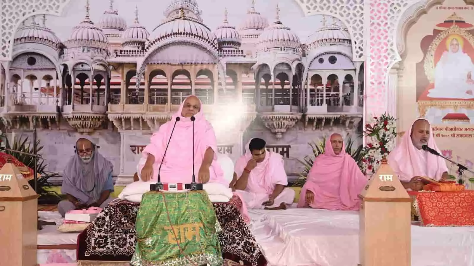 माणिक्यनगर रामद्वारा धाम में चातुर्मास सत्संग के दौरान बैठे हुए श्रद्धालुओं की भीड़। माणिक्यनगर रामद्वारा धाम में चातुर्मास सत्संग के दौरान बैठे हुए श्रद्धालुओं की भीड़।
