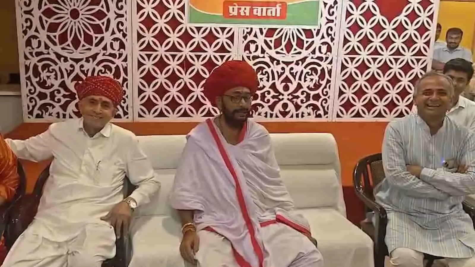 तस्वीर में ओटाराम देवासी सिरोही में प्रेस वार्ता के दौरान मंच पर बैठे नजर आ रहे हैं। तस्वीर में ओटाराम देवासी सिरोही में प्रेस वार्ता के दौरान मंच पर बैठे नजर आ रहे हैं।
