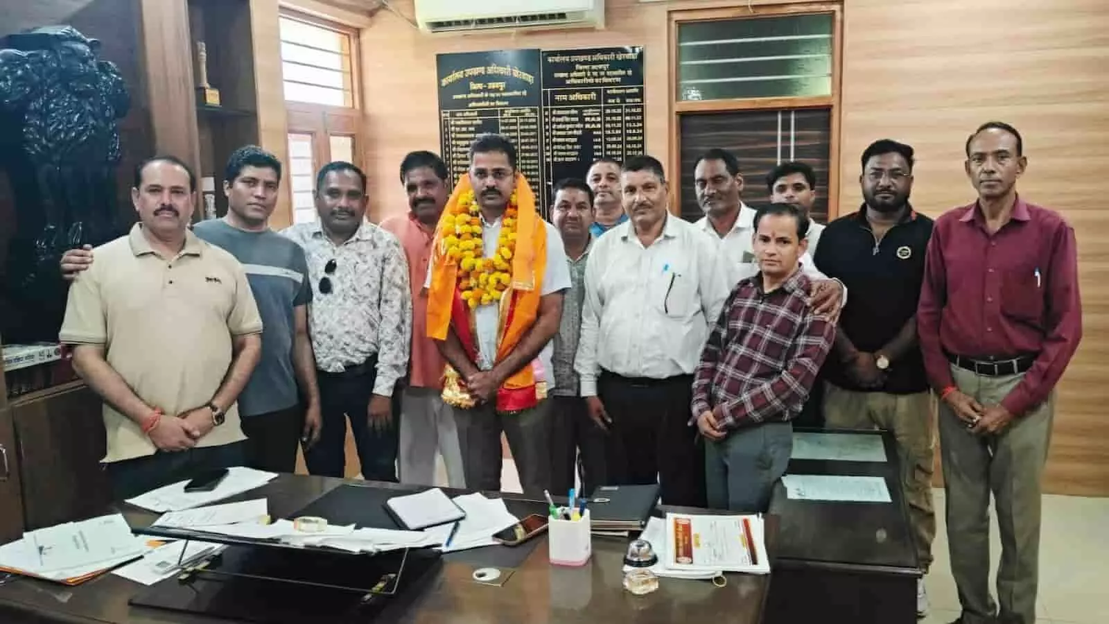 तस्वीर में कलाल समाज के सदस्य खेरवाड़ा उपखंड अधिकारी को माला पहनाकर स्वागत करते दिख रहे हैं। तस्वीर में कलाल समाज के सदस्य खेरवाड़ा उपखंड अधिकारी को माला पहनाकर स्वागत करते दिख रहे हैं।