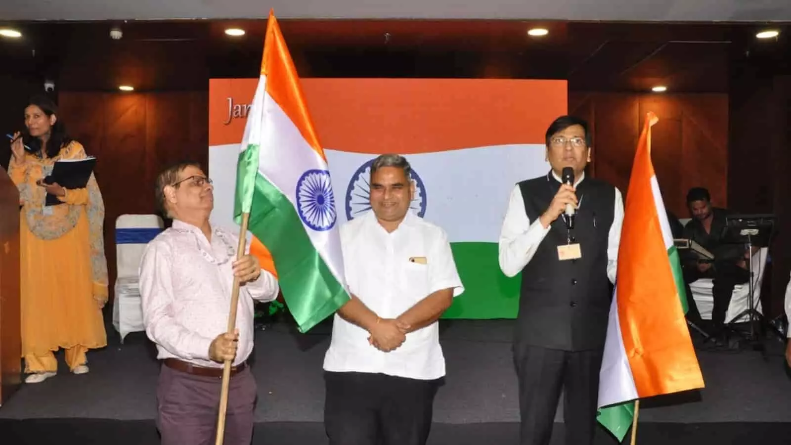 आरएस क्लब जयपुर में सहकारिता विभाग के कार्यक्रम के दौरान हाथ में तिरंगा थामे और संबोधित करते अधिकारी। आरएस क्लब जयपुर में सहकारिता विभाग के कार्यक्रम के दौरान हाथ में तिरंगा थामे और संबोधित करते अधिकारी।
