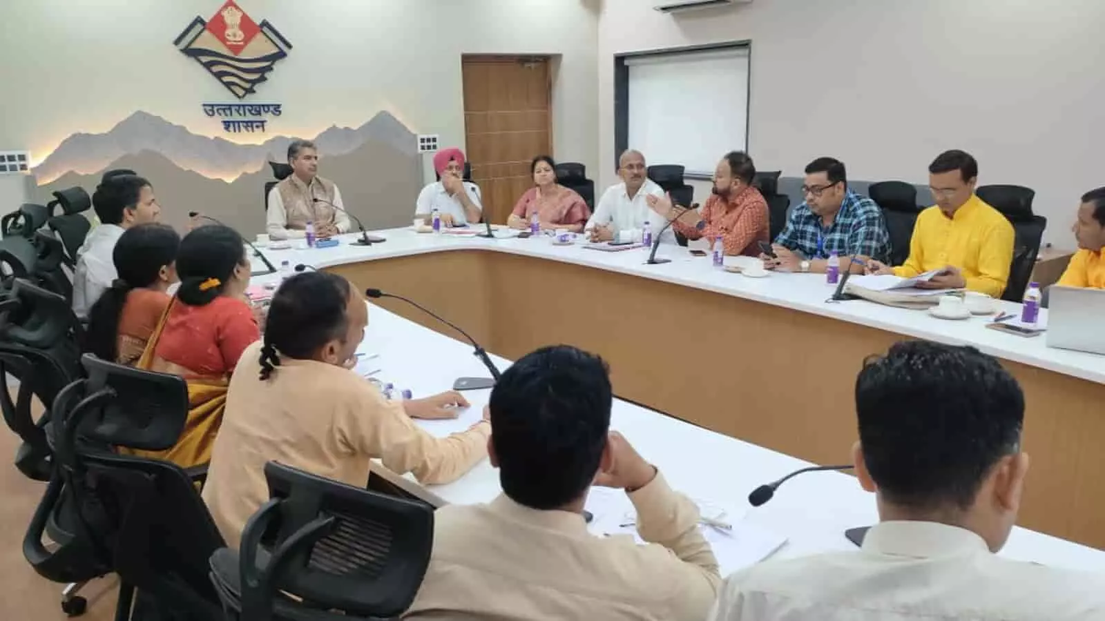 सचिवालय परिसर में मन्त्र चिकित्सा अनुसंधान योजना की बैठक में चर्चा करते अधिकारी और विद्वान। सचिवालय परिसर में मन्त्र चिकित्सा अनुसंधान योजना की बैठक में चर्चा करते अधिकारी और विद्वान।