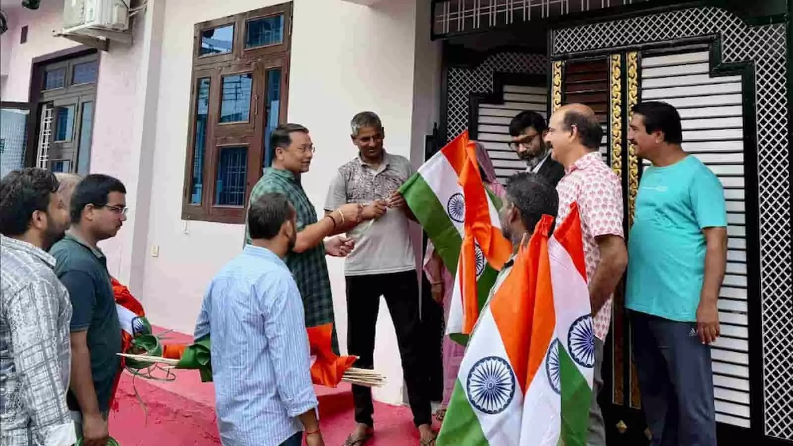 कोटा के अटवाल नगर में हर घर तिरंगा अभियान के तहत राष्ट्रीय ध्वज वितरित करते लोग। कोटा के अटवाल नगर में हर घर तिरंगा अभियान के तहत राष्ट्रीय ध्वज वितरित करते लोग।
