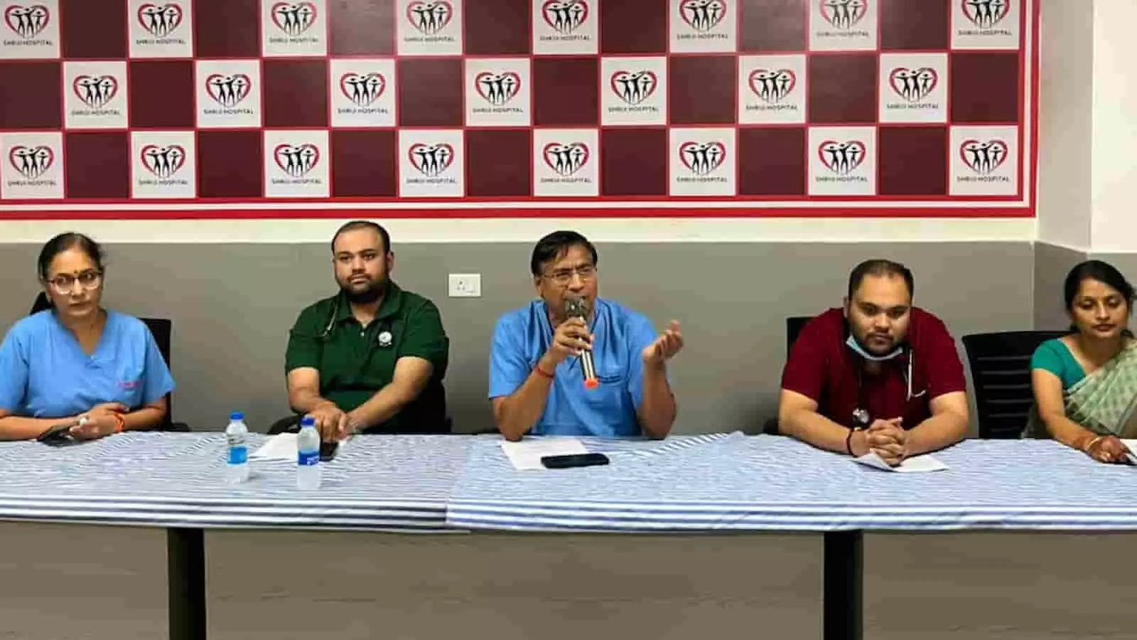 श्रीजी अस्पताल में प्रेस कॉन्फ्रेंस के दौरान बैठे डॉक्टर और चिकित्सा टीम के सदस्य। श्रीजी अस्पताल में प्रेस कॉन्फ्रेंस के दौरान बैठे डॉक्टर और चिकित्सा टीम के सदस्य।