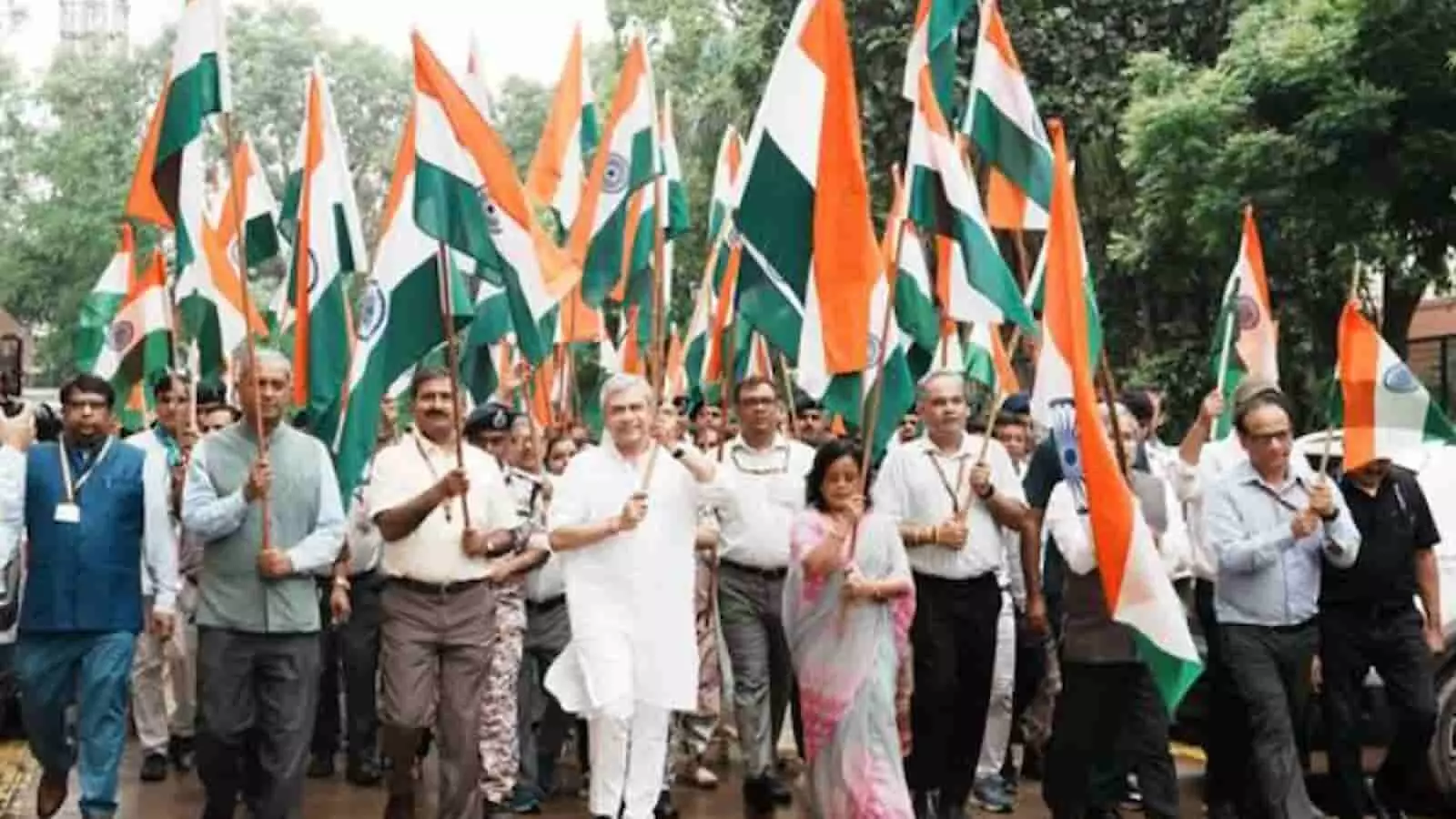 तस्वीर में रेल मंत्री अश्विनी वैष्णव और रेलवे अधिकारी रेल भवन परिसर में हाथों में तिरंगा झंडा लिए रैली निकालते दिख रहे हैं। तस्वीर में रेल मंत्री अश्विनी वैष्णव और रेलवे अधिकारी रेल भवन परिसर में हाथों में तिरंगा झंडा लिए रैली निकालते दिख रहे हैं।