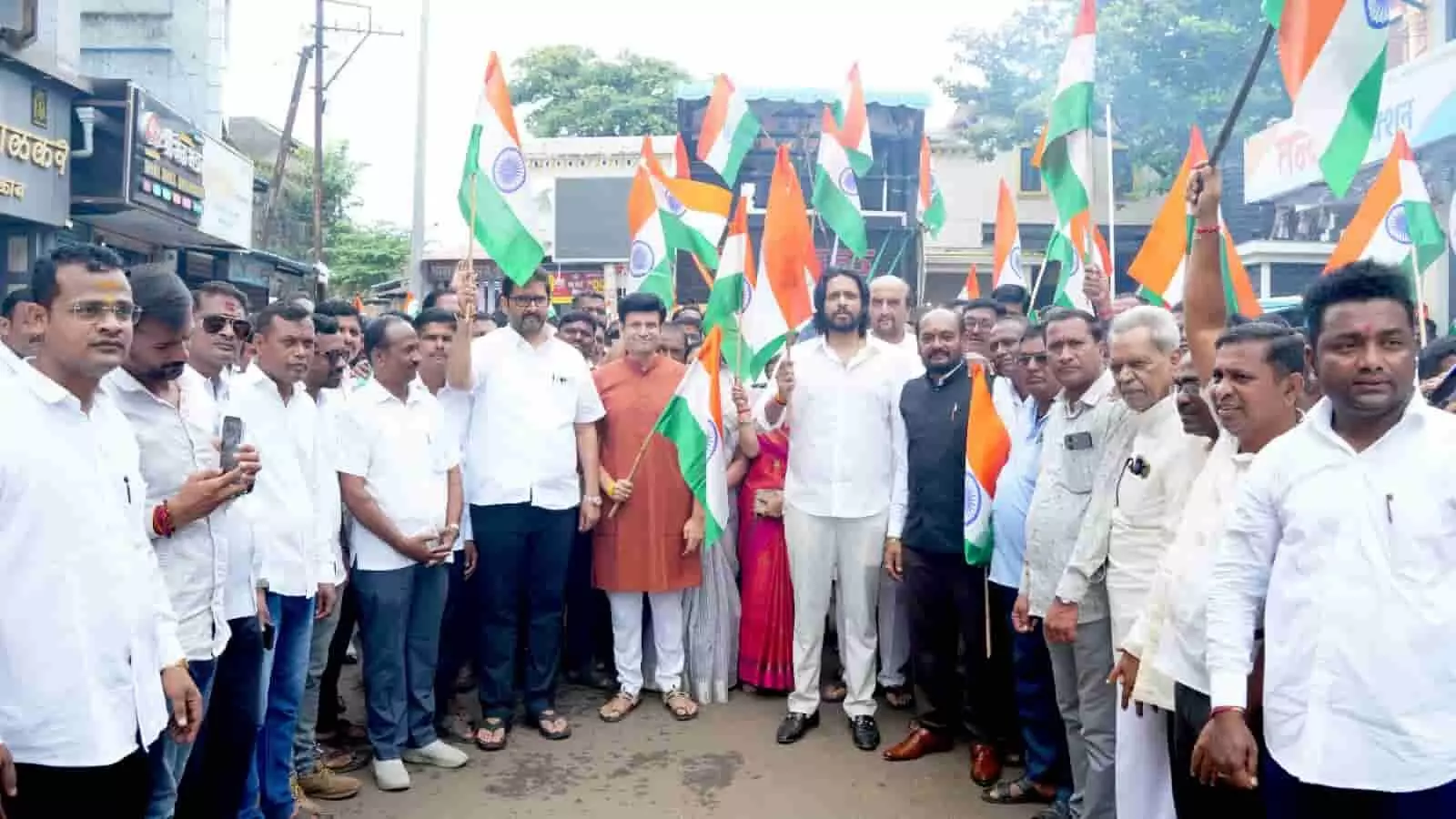 कागल में हाथों में तिरंगा थामे रैली निकालते हुए भाजपा नेता और नागरिक। कागल में हाथों में तिरंगा थामे रैली निकालते हुए भाजपा नेता और नागरिक।