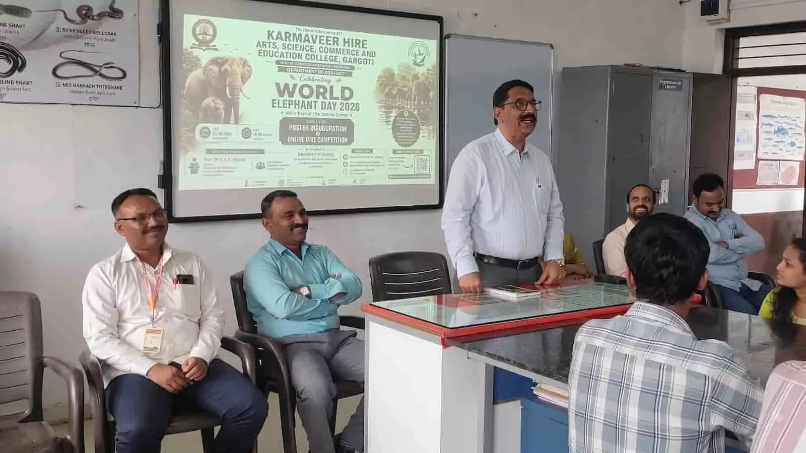 महाविद्यालय कक्ष में प्राध्यापक और विद्यार्थी विश्व हाथी दिवस कार्यक्रम में बैठे हैं। महाविद्यालय कक्ष में प्राध्यापक और विद्यार्थी विश्व हाथी दिवस कार्यक्रम में बैठे हैं।