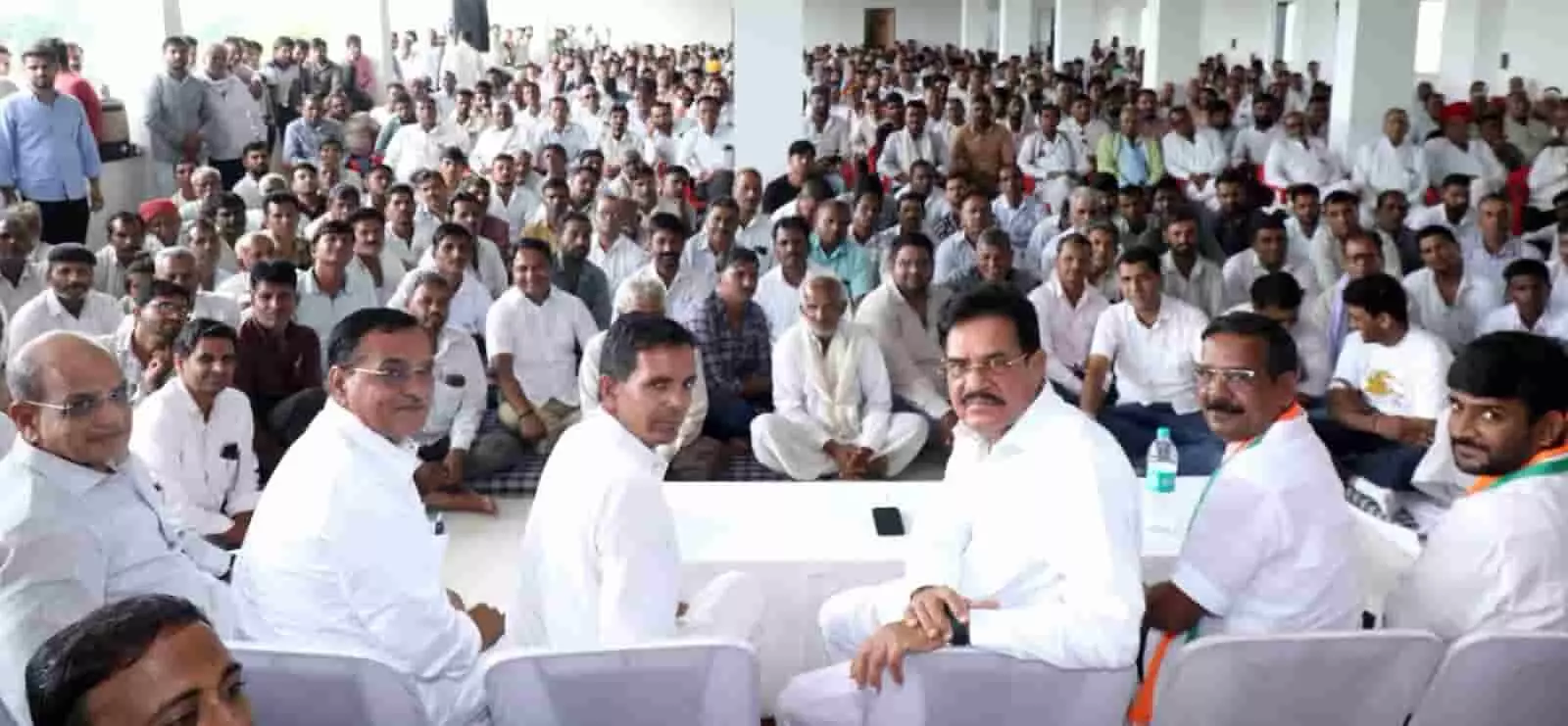 तस्वीर में निंबाहेड़ा में आयोजित कांग्रेस की संगठनात्मक बैठक में बैठे नेता और कार्यकर्ता। तस्वीर में निंबाहेड़ा में आयोजित कांग्रेस की संगठनात्मक बैठक में बैठे नेता और कार्यकर्ता।
