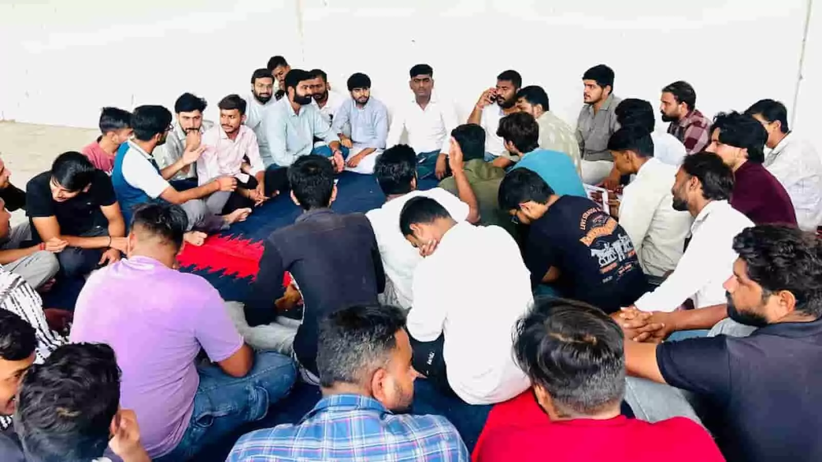 तस्वीर में निम्बाहेड़ा में बैठक करते हुए अखिल भारतीय विद्यार्थी परिषद के पूर्व कार्यकर्ता नजर आ रहे हैं। तस्वीर में निम्बाहेड़ा में बैठक करते हुए अखिल भारतीय विद्यार्थी परिषद के पूर्व कार्यकर्ता नजर आ रहे हैं।