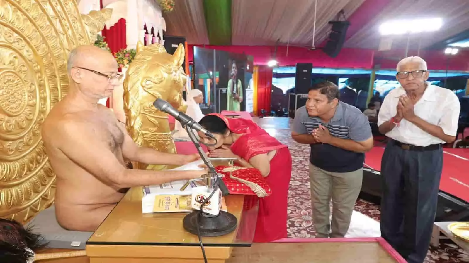 :भीलवाड़ा में आयोजित ज्ञान गंगा महोत्सव के दौरान पंडाल में बैठे हुए श्रद्धालु।