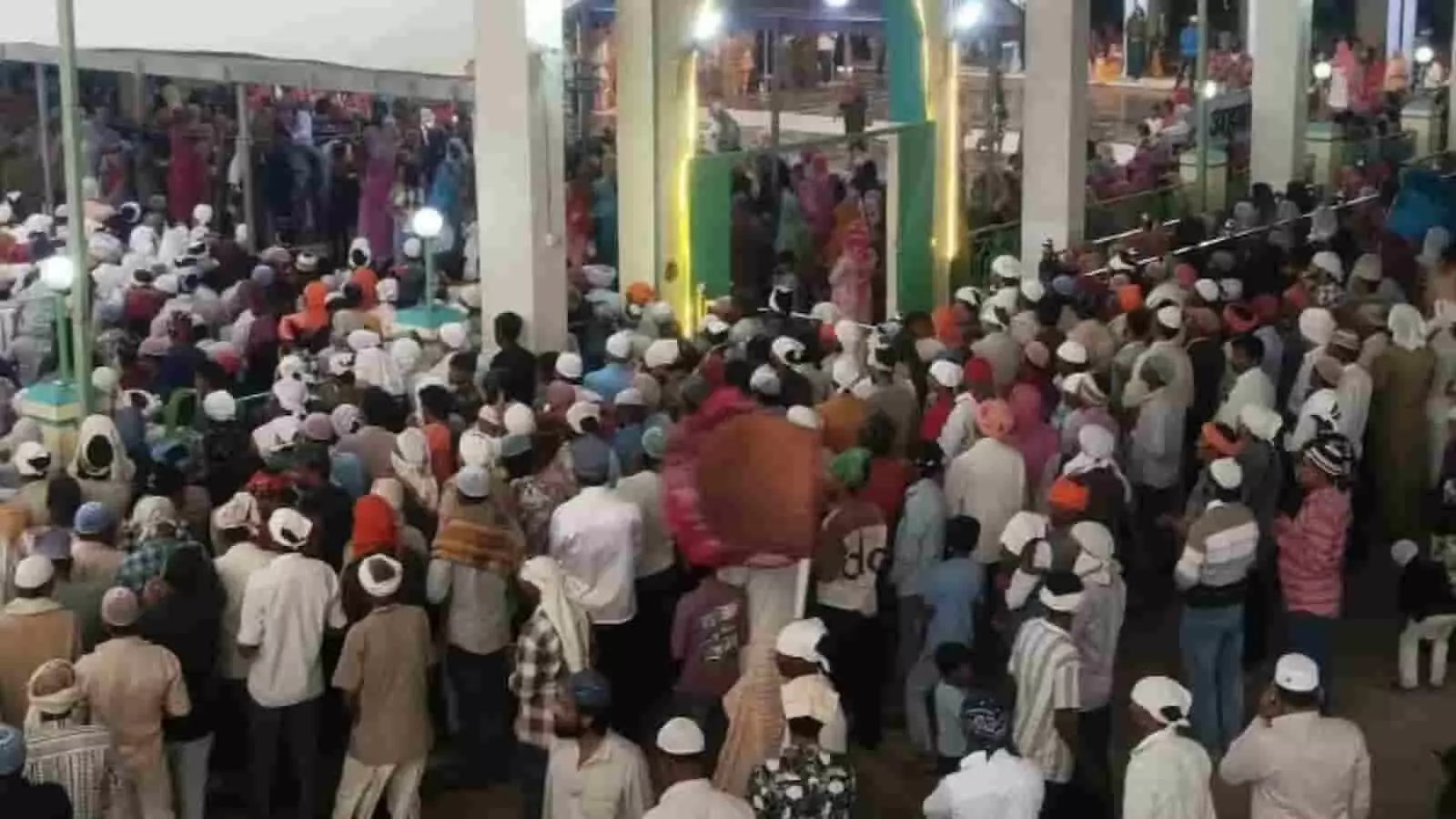 तस्वीर में कपासन की हजरत दीवाना शाह दरगाह परिसर में जुटी जायरीनों की भारी भीड़ दिख रही है। तस्वीर में कपासन की हजरत दीवाना शाह दरगाह परिसर में जुटी जायरीनों की भारी भीड़ दिख रही है।
