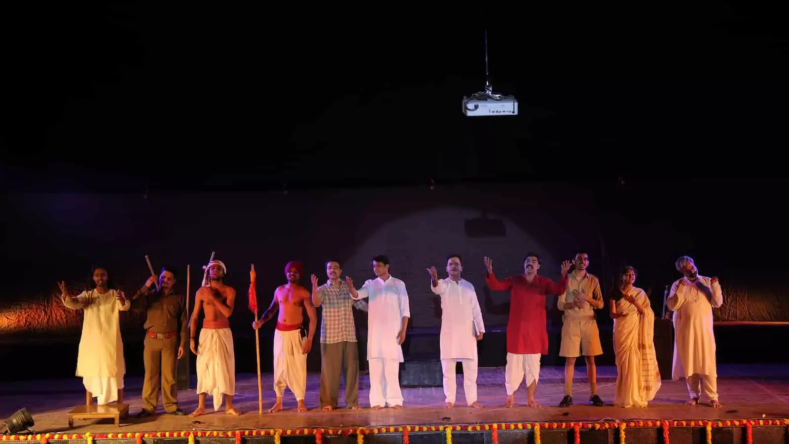 उदयपुर के सभागार में काकोरी क्रांति गाथा पर नाटक प्रस्तुत करते कलाकार। उदयपुर के सभागार में काकोरी क्रांति गाथा पर नाटक प्रस्तुत करते कलाकार।