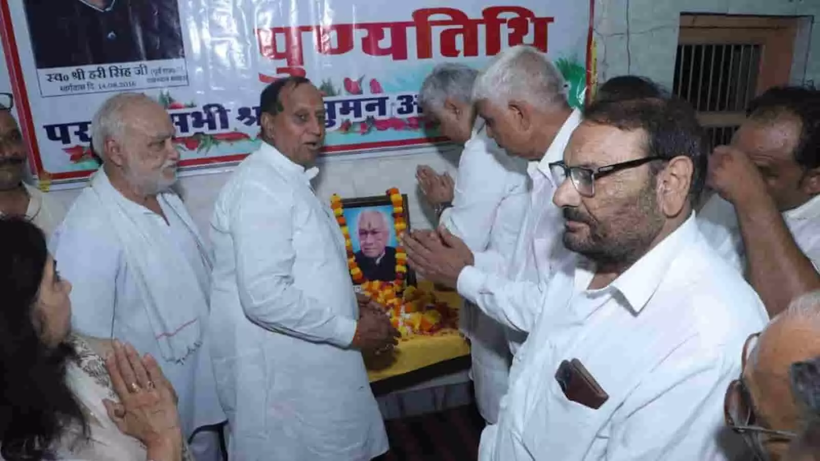 तस्वीर में कांग्रेस कार्यकर्ता पूर्व मंत्री स्वर्गीय चौधरी हरि सिंह की तस्वीर पर श्रद्धांजलि अर्पित कर रहे हैं। तस्वीर में कांग्रेस कार्यकर्ता पूर्व मंत्री स्वर्गीय चौधरी हरि सिंह की तस्वीर पर श्रद्धांजलि अर्पित कर रहे हैं।